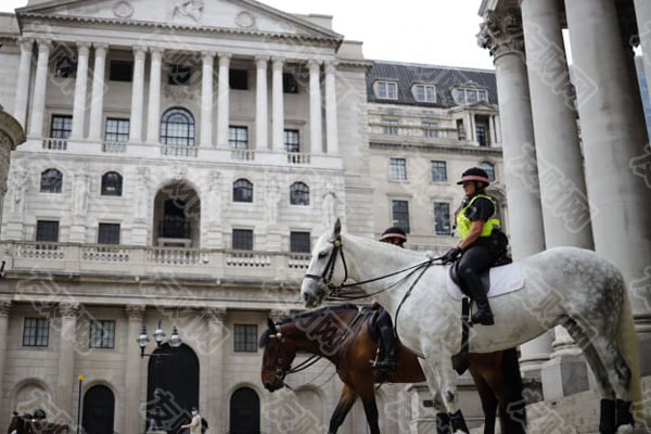 英国央行料维持利率不变 但将把购债规模扩大1000亿英镑 英国央行料维持利率不变 但将把购债规模扩大1000亿英镑