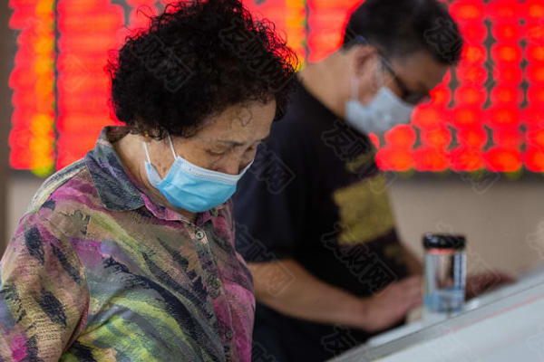 与全球散户交易激增形成鲜明对比 散户在中国股市的影响力正在减弱