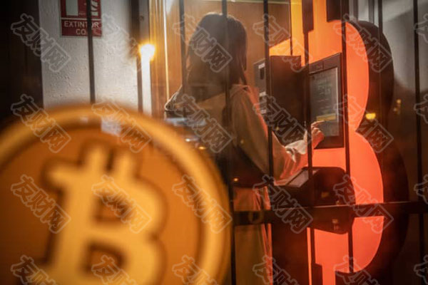 客户在西班牙巴塞罗那的自助服务亭中使用比特币自动柜员机（ATM）d.jpg