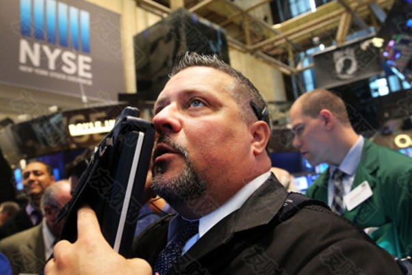 【友财网外汇资讯】-8月2日电现阶段,LPL夏季赛已进入白热化阶段,各战队间的激烈角逐将继续让广大玩家一饱眼福。进入暑假以来,各大游戏直播平台观赛人数再度上涨。数据显示,截至7月30日,斗鱼平台英雄联盟官方直播间订阅数已超1783万,领跑同类游戏直播平台。 新东方取消季绩发布及董事会会议 新东方公布,鉴于近期的监管动态,取消原定于8月2日举行的董事会会议及2021财年第4季的业绩发布,以及8月3日进行的相应业绩公布电话会议及网络直播。该公布指,将在未来适当的时间提供进一步更新资料。 小鹏汽车武汉项目正式启动 7月31日,小鹏汽车武汉项目在武汉经济技术开发区正式启动。据悉,小鹏汽车武汉项目占地约1500亩,将建设冲压、焊装、涂装、总装、电池、电驱等工艺车间,规划产能10万辆,达产后可实现年产值300亿元以上。 百度健康公司注册资本增至6000万元 据天眼查APP显示,7月30日,百度健康(北京)科技有限公司发生工商变更,注册资本由3000万人民币增至6000万人民币,增幅为100%。股权穿透图显示,该公司由北京百度网讯科技有限公司全资持股,疑似实际控制人为李彦宏。 爱奇艺域名冻结被解除 爱奇艺所持108万股权被解除冻结 天眼查App显示,7月30日,上海玄霆娱乐信息科技有限公司房屋租赁合同纠纷一审民事裁定书公开,案号(2021)沪0115民初37873号,审理法院为上海市浦东新区人民法院。解除对申请人北京爱奇艺科技有限公司持有的域名iqiyi.com及其持有的北京中文奇迹文化科技有限公司额度为1,086,100的股权的冻结。本裁定立即开始执行。 百世携手菜鸟开通中国-东南亚跨境直送服务 8月2日,菜鸟与百世国际联手,正式启动中国至泰国、越南、柬埔寨的全链路跨境直送服务。当地网购消费者通过天猫淘宝海外下单时勾选“官方直运”服务后,包裹即“一单到底”配送上门,一周左右的时间就可以送到当地消费者手中。至此,百世国际联合菜鸟已开通中国至泰、越、马、新、柬五国间的全链路跨境物流服务。 (文章来源:东方财富研究中心) 【友财网外汇资讯】-8月2日电现阶段,LPL夏季赛已进入白热化阶段,各战队间的激烈角逐将继续让广大玩家一饱眼福。进入暑假以来,各大游戏直播平台观赛人数再度上涨。数据显示,截至7月30日,斗鱼平台英雄联盟官方直播间订阅数已超1783万,领跑同类游戏直播平台。 新东方取消季绩发布及董事会会议 新东方公布,鉴于近期的监管动态,取消原定于8月2日举行的董事会会议及2021财年第4季的业绩发布,以及8月3日进行的相应业绩公布电话会议及网络直播。该公布指,将在未来适当的时间提供进一步更新资料。 小鹏汽车武汉项目正式启动 7月31日,小鹏汽车武汉项目在武汉经济技术开发区正式启动。据悉,小鹏汽车武汉项目占地约1500亩,将建设冲压、焊装、涂装、总装、电池、电驱等工艺车间,规划产能10万辆,达产后可实现年产值300亿元以上。 百度健康公司注册资本增至6000万元 据天眼查APP显示,7月30日,百度健康(北京)科技有限公司发生工商变更,注册资本由3000万人民币增至6000万人民币,增幅为100%。股权穿透图显示,该公司由北京百度网讯科技有限公司全资持股,疑似实际控制人为李彦宏。 爱奇艺域名冻结被解除 爱奇艺所持108万股权被解除冻结 天眼查App显示,7月30日,上海玄霆娱乐信息科技有限公司房屋租赁合同纠纷一审民事裁定书公开,案号(2021)沪0115民初37873号,审理法院为上海市浦东新区人民法院。解除对申请人北京爱奇艺科技有限公司持有的域名iqiyi.com及其持有的北京中文奇迹文化科技有限公司额度为1,086,100的股权的冻结。本裁定立即开始执行。 百世携手菜鸟开通中国-东南亚跨境直送服务 8月2日,菜鸟与百世国际联手,正式启动中国至泰国、越南、柬埔寨的全链路跨境直送服务。当地网购消费者通过天猫淘宝海外下单时勾选“官方直运”服务后,包裹即“一单到底”配送上门,一周左右的时间就可以送到当地消费者手中。至此,百世国际联合菜鸟已开通中国至泰、越、马、新、柬五国间的全链路跨境物流服务。 (文章来源:东方财富研究中心)