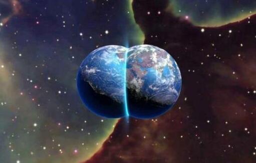 【友财网外汇资讯】-在元宇宙的金钱盛宴里，群魔在乱舞。  3月，一家名为Roblox(RBLX.US)游戏公司的上市，带火了元宇宙概念，紧接着Facebook(FB.US)、腾讯(00700)、字节跳动等巨头公司高调入局，让元宇宙热度居高不下。  这打开了潘多拉魔盒。明面上，最直接影响的是股市。汤姆猫(300459.SZ)、完美世界(002624.SZ)、三七互娱(002555.SZ)等游戏公司，长信科技(300088.SZ)、松井股份(688157.SH)等与VR、AR相关的公司，也都迎来了暴涨。其中，中青宝(300052.SZ)在8个交易日内累计涨幅高达142%，尽管这是一家2003年成立，2021年Q2营收同比下降了72%的网游公司。  万物皆可元宇宙，也就给了蹭概念的机会。根据企查查数据，截至9月15日，2021年已经共有88起有关元宇宙的商标注册申请，涉及公司五花八门，有做茶叶销售的，主营日用品的，主打商贸的，做创意礼品的......  活动平台“活动行”上10天冒出了5场元宇宙相关活动，最高票价高达1024元。除此之外，还有打着元宇宙概念的集训营、公会、基金会等相继成立。  一些个人也打起了元宇宙的主意。小张在元宇宙相关群里发广告，拉做宣传片的生意，“要做元宇宙的找我”。他向深燃介绍，3分钟元宇宙项目宣传视频，收费1000块以内，他一天就可以完成，能包文案，配音可挑选各国语言，做几十种不重样，总有办法看起来高大上。  这还不是最野蛮的。  在“元宇宙第一股”Roblox给出的定义里，元宇宙包含八大要素：身份、朋友、沉浸感、低延迟、多元化、随时随地、经济系统和文明。概念里提及的经济系统，就给了币圈 (炒虚拟货币的圈子) 蹭热度的机会。  币圈资深玩家王锵对深燃感慨，在股票市场，企业说要做元宇宙游戏，就可以涨停，在币圈，“但凡说自己是元宇宙游戏就有人买”，只需要做一个网页，就可以让玩游戏需要的代币涨20倍。  披上了元宇宙游戏的壳，币圈人像是找到了一个宣传支点，在微博超话、B站、微信群、QQ群推广异常活跃，以游戏概念吸引玩家入局。两个月过去了，“很多游戏还没有看到成品，但不影响代币价格上涨”，王锵说。  这把火变成一把锋利的“镰刀”，所到之处皆在“收割”。  卷起的泡沫里，投机者玩起了“击鼓传花”的游戏，只有当更多的人加入，这场金钱游戏才能继续。大家似乎忘记了牌桌上，总会有输家。  边玩游戏就能边赚钱?  元宇宙概念火起来后，李伟想在B站上刷一刷科普视频，他注意到一个自称是“元宇宙经营的策略类游戏”视频，看介绍说可以边玩边赚钱，这引起了他的兴趣。顺着视频下方评论里的QQ群号，他直接加入了“游戏”的社群。  “看不懂他们在说什么”，李伟表示，靠着身边币圈的朋友，才弄明白这是币圈的玩法。  我们可以将“元宇宙”简单理解为脱离现实世界的一个虚拟世界，其中包括独立的经济系统，人们可以在这个经济系统里自由交易。而这个概念在币圈玩家口中，成为了一套“致富秘籍”。  李伟介绍，群里的人极力宣称某款游戏是第一元宇宙游戏，要趁着游戏还没上线时，先从某数字货币交易平台买入游戏里要使用的代币 (虚拟货币) ，吹嘘等游戏上线后，代币会暴涨，玩家就能躺着赚钱。  根据李伟的指引，深燃也加入了两个号称是“元宇宙游戏”的社群，群主的话术和李伟描述的相似。每天，都有人在群里发布消息，以“游戏正在内测中，看懂果断进场”“买到就是赚到”等信息号召大家买币，群公告里，包括如何在数字货币交易平台买币的链接和教程。  群里的玩家赵赵告诉深燃，现在1000元人民币就可以买3万亿枚代币，据他所知，群里有人花了近30万人民币买这个代币。  群里的人卖力宣传，甚至用上了“饭圈”打榜的方式。 有的群里每天都有人动援群友打榜，称“微博超话，五连发，长文配图就更好了”，“超话掉了，老板们，超话发起来”，“超话干上第一名，恳请大家不要躺平”。  一位每天在群里号召大家打榜的玩家告诉深燃，“元宇宙游戏”的原理和股市差不多，买的人多了，代币价格就会上涨，卖的人多了，就会下跌。“所以我们要不停的宣传推广，让更多的人加入”，他说。“就像是在给自己打工，所以大家积极性很高”，另一位玩家表示。  不过，他们并不在意这款“游戏”跟元宇宙有什么关系，也不在意“游戏”到底什么时候上线。他们要做的，只是每天四处吆喝，保证有新的“韭菜”进来。  一些社交媒体成为了宣传阵地。  B站上有不少的“宣传”视频，大部分视频制作模糊，解说用的机器人读字，对游戏的玩法介绍简单。视频下方，则带有引导进入社群的评论。  微博上也是如此。在微博超话“财经”板块，点开话题，满屏是“给你分享元宇宙+NFT游戏，相信的我们一起干，不相信的我就赚给你看”，“第一个3D元宇宙链游”，“XX游戏是元宇宙中的领军人物”等字眼。  在“暴利”“躺赚”的诱惑下，确实有人在源源不断的涌入。在深燃加入的这类社群里，平均一个群每天都有超过10位新人加入。  事实上，在币圈，的确有游戏火了。据媒体报道，7月28日，一款基于以太坊的名为Axie Infinity的游戏，单日收入已超腾讯手游《王者荣耀》两倍，达到1848万美元。  王锵介绍，这类链游是边赚边玩的方式，“玩游戏能赚代币，可以用来买装备或者卖掉换钱”，他表示，在6-7月份，玩这类游戏一周可以赚600多美金，“但这是不长久的，因为所谓的收益，都是后来人的钱”。  这至少是一款真实存在的游戏，而元宇宙概念火了之后，很多游戏还没开始做，就出来忽悠圈钱。“很少有项目是做出来能用的，大部分都是空气概念”，王锵说。  不过，想要躺赚没那么容易。在深燃加入的社群里，一位入局晚的玩家哭诉，没有新人入局，他花了5万元买的代币难以套现，询问其他群友“能不能想办法稳一稳 (价格) ”，“给点信念”。另一位玩家说，他花1万元买的代币价值不断蒸发，现在只剩1300元，“昨天还剩1600元，一天少了300元”。  “在币圈，赌对了，一年成富翁，赌错了，三天变穷光蛋”，资深玩家贺钢铁说。  一张“JPG图片”价值千金?  除了游戏，在深燃加入的元宇宙相关群里，还有不少人借NFT (Non-Fungible Token，非同质化代币) 之名进行“收割”。  这实在是一个理解起来有门槛的概念，在“元宇宙”三个字出现之前，已经高速在发展。而元宇宙概念的出现，则加速了NFT的狂欢。  什么是NFT?这得结合FT (Fungible Token，同质化代币) 来解释，以最知名的同质化代币“比特币”为例，人们手中的每一枚比特币之间，没有区别。但非同质化代币NFT，具备独一性。世界上没有完全相同的树叶，也没有两个完全相同的NFT。  借用一位科技类UP主的解释，可以将NFT理解为一种“数字产权”，基于区块链的不可逆和公开透明性，让数字作品真正意义上具备了唯一性。  从技术上来说，NFT确实能解决困扰互联网世界多年的数字版权的确认、流通等问题，多家大厂也看好这一技术，纷纷布局。比如支付宝推出的蚂蚁链粉丝粒，腾讯推出了幻核APP，“其他大厂也都已经启动项目组了”，一位正在着手NFT业务的某大厂人士告诉深燃。  这一概念目前被用于数字收藏品领域。最知名的三个案例是，3月，名为《每一天：最初的5000天》的图片，以6930万美金被拍下;推特创始人杰克·多西的第一条推特，作为NFT被拍卖，成交价高达290万美元;“币圈带货大王”马斯克和女朋友，以近600万美元的价格，拍卖出了NFT形式的歌曲。  这带来了NFT的第一次起飞，元宇宙则起到了第二次推波助澜的作用。专注于NFT的世界资产交易所 (Worldwide Asset eXchange) 联合创始人奎格利接受采访时表示，NFT将成为元宇宙的创收模式。  一位就职于美国硅谷研究区块链的工程师对深燃解释，在现实里，建筑、房屋、货币是物理存在的东西，直接注定了它不可被完全复制，但在元宇宙里，都是数字化的，如何保证这些元宇宙世界里的各个建筑、房子不可被复制?目前NFT是唯一的解决方式，因为“NFT不可分割，不可被复制，所有权被系统直接认证，这能避免出现大面积通货膨胀，和数字被复制。如果会出现元宇宙，NFT和区块链是底层架构之一”，他表示。  尽管元宇宙还遥遥无期，但NFT市场不乏为一张JPG图片一掷千金的故事。  王锵向深燃举了一个亲身经历的例子，来展示当下NFT的荒诞。在朋友的怂恿下，他上周买了叫Loot project的NFT。他对深燃回忆，“我当时是用差不多快20万人民币买的，第二天一起床，加上项目方赠送的代币，前后涨到了40万人民币。我甚至不知道这个画为啥涨价，也不知道能用来干嘛，就这样买进卖出赚了一笔”。  在深燃加入的元宇宙相关群里，群管理员反复推送购买该NFT的方式，以及关于该NFT的“规划”，涉及衍生品开发，虚拟偶像，短视频开发等。  群里有人咨询，这到底是什么公司做的项目?涉及什么内容?群管理员表示，“元宇宙项目在摸索中前进，不会轻易吐出重要的相关信息”，还表示未来一旦公布了信息，价格就有机会暴涨。  其间有人持续提出质疑，表示“你这东西有什么用”，直接被踢出了群。  “其实目前很多的NFT没有收藏价值，就是皇帝的新衣”，王锵表示。上述科技类UP主也提到，“谁都可以制作NFT，其次，每个区块链不是相同的，如果以互联网来作为例子，现在的区块链都是局域网，相当于每个人都有一个记账本，但互相都不承认对方，也就是说目前NFT只在它自己的链上有价值，都使得NFT的价值无法保证。”  现在，和币圈的玩法一样，NFT也更像是一场击鼓传花的游戏，“更多的人是看到NFT价格暴涨才冲进去的，结果没过几天，价格就暴跌了”，没有人接盘，就烂在了手里。  泡沫总会破裂  不论是币圈还是NFT，打着元宇宙旗号圈钱的故事离奇又魔幻。回到规则之内的社会里，玩法虽然没有币圈这么出格，但大部分人都心甘情愿加入这场“皇帝的新衣”，同样给元宇宙三个字添上了魔幻色彩。  股民在弄潮。  最近在炒元宇宙概念的股民飞仔告诉深燃，他原本想买暴涨的汤姆猫，但游戏行业近期动荡，他觉得技术公司更靠谱，于是买了做VR的丝路视觉，结果只赚了几块钱，“涨得凶的还是做游戏的”，字里行间懊悔不已。  他最近还在关注元宇宙概念股，“其实我们基本可以确定元宇宙孕育出来的大公司，大概率不是我们买股票的公司，但是这不妨碍我们炒作它。因为大家都知道是博傻游戏、击鼓传花游戏，只要这一波能赚，是不是蹭概念都无所谓。”他解释。作为小散户的股民王珂则告诉深燃，因为入手了完美世界、三七互娱，最近他小赚了20%。  元宇宙创业项目如雨后春笋冒头。  虽然Roblox3月上市，才带火元宇宙三个字，但根据企查查数据，截至9月15日，2021年已经共有88起有关元宇宙的商标注册申请，其中8月高达23起。这其中，腾讯一口气注册了“天美元宇宙”“王者元宇宙”“逆战元宇宙”“飞车元宇宙”四个。与此同时，2021年出现的公司名字、商标带有“元宇宙”的，已经有了113家。  创业者在跟风。关注元宇宙赛道的春泥资本合伙人周文静向深燃表示，平均下来每周都能收到一个关于元宇宙的项目，但靠谱的不到一半，“很多就是硬画饼，逮着国外的公司瞎对标”，同时让她觉得无奈的是，“行业里面很多名校背景，大厂出来的产品经理，真的靠PPT拿到了一两百万美金的创业资金”。  根据投资人林兮兮的经历，她觉得现在蹭元宇宙概念的玩法已经升级了，“很多Case把资本故事都说完了，但是不会提元宇宙这个字眼，要让投资人自己听完，说出这句话：'这就是元宇宙啊!'”  投资人也卷入这场狂欢里。“元宇宙综合了线上线下虚拟和现实，可以承载的东西比移动互联网要更多更大，如果真的能做起来的话，是一件超级有想象空间的事情，可以在里面，把在互联网做过的事、商业形态，全再做一遍”，林兮兮表示，但她也承认，从基础设施的角度来讲，现在远远没有成熟，“只是大家觉得这一定是未来方向，所以所有投资人会尽量多覆盖，害怕漏掉项目。”  投资人冯强向深燃解释，“一级市场不追求胜率，追求的是赔率，100个项目里，出1个1万倍收益的项目就行了，看不清也可以投”。周文静正马不停蹄看元宇宙项目，“这可是在看下一个腾讯，下一个字节的机会”，言下之意，这有超出其他项目的体量和重要性。  不论是投资人、从业者，还是普通股民都告诉深燃，他们都清楚现阶段的“元宇宙”是“大饼”，还得等10年甚至20年才可能到来，但“这不妨碍赚钱”，也不妨碍提前布局下注。  元宇宙的泡沫越吹越大，周文静已经见怪不怪了，她调侃，“有泡沫的啤酒才好喝”。  这样的故事，在互联网产业来临前，也上演过。20世纪90年代末，美国纳斯达克市场掀起了一股以互联网产业引领的投资热潮，从而引发一场盛大的“互联网泡沫”。  此前一位投资人对媒体回忆破裂前的情景就提及，当时无论业务是否相关，“光1999年一年，就有60多个和互联网毫无关联的公司将自己的名字改成.com。”他提到，“解决问题”、“打造一个好产品”已经不再是创业者和VC的目标，“做一个公司把泡泡吹起来让人接盘”成为了整个行业的默契。  眼下元宇宙吹起来的资本故事，还远没有这么夸张。只是，泡沫总会破裂，狂欢后留下的一地鸡毛该如何收场，没有人关心。这场击鼓传花的游戏，人们都以为自己不是最后倒霉的那个。  （来源：智通财经）