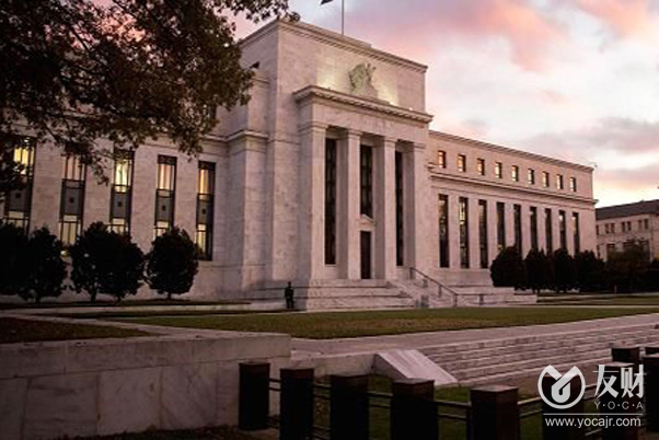 【友财网外汇资讯】-2013年的一份电话会议记录揭示了美联储为最坏情况制定的应急计划。 在上周美联储决议后的新闻发布会上,鲍威尔曾就债务上限问题发表评论,他表示,如果国会不能在未来几周提高债务上限,从而导致政府债务违约,美联储是没有能力保护金融市场或美国经济免遭严重冲击的。他说: “这不是我们应该考虑的事情,任何人都不应该想当然的认为,美联储或其他任何机构在市场或经济崩溃的情况下,能够完全保护市场或经济。” 然而,根据2013年10月的一份电话会议记录,如果联邦政府因债务上限的政治僵局而无法支付所有账单的话,美联储官员多年前制定的危机管理手册或将为其在今秋的应对措施提供指导。 这些危机管理措施包括:美联储在公开市场上购买违约的国债,并出售美联储持有的国债,以应对金融市场可能出现的严重压力。 当时,美联储主席鲍威尔和现任美国财长的耶伦都认为不应排除采取这些措施的可能性——前者时任美联储理事,后者时任美联储副主席。 然而,实际上美联储官员们十分排斥为解决债务上限问题采取应急措施,认为这一行为“令人反感”、“越俎代庖”。原因主要有两点:首先,这将打破美联储避免直接为政府融资的制度框架,而美联储一向独立于美国财政政策之外;其次,美联储官员担心,如果此类应急计划公布于众,两党官员可能会觉得提高债务上限的紧迫性有所降低。 根据这份电话会议记录的记载,鲍威尔当时表示: “做出这些决定的制度性风险将是巨大的。尽管从经济学角度来看,这是正确的,但一旦你踏入复杂的政治世界,这些行为看起来就像在越权行事。” 耶伦说,“我不会急于这么做,但我也不会说,‘永远不会’。”波士顿联储主席罗森格伦和时任旧金山联储主席、现任纽约联储主席的威廉姆斯也持同样观点。 目前,美国国会在如何提高债务上限的问题上又再次陷入一场政治僵局,且预计财政部在下个月左右将无力支付债务。 2019年8月2日,美国国会将政府债务上限提高到了22万亿美元。当年国会还给予联邦债务上限为期两年的暂停期,暂停期于今年7月31日到期。截至7月底,美国债务总额已达到28.5万亿美元,大幅超过了债务上限的红线水平。自此,财政部一直依靠节约现金措施来继续支付政府的债务。 过去,类似的僵局往往在最后关头才得到解决。一些分析人士说,这种局面导致了自满情绪,掩盖了今年秋天出现误判的风险,这种风险正在日益增大。 这一次,金融市场和国会议员间似乎正上演一场“懦夫博弈”。市场保持平静是因为他们认为国会会采取行动,而议员们不采取行动是因为他们没有看到市场的警报。共和党高层已表示,他们今年不会帮助民主党提高债务上限。 2011年,世界三大评级机构之一标准普尔有史以来首次下调了美国的AAA信用评级,原因是当时美国财政部已无力支付社会保障等某些福利。2013年,在另一场有关债务上限的对峙中,美国政府被迫停摆了16天,直到国会通过了一项为政府融资并提高债务上限的法案。 (文章来源:金十数据) 【友财网外汇资讯】-2013年的一份电话会议记录揭示了美联储为最坏情况制定的应急计划。 在上周美联储决议后的新闻发布会上,鲍威尔曾就债务上限问题发表评论,他表示,如果国会不能在未来几周提高债务上限,从而导致政府债务违约,美联储是没有能力保护金融市场或美国经济免遭严重冲击的。他说: “这不是我们应该考虑的事情,任何人都不应该想当然的认为,美联储或其他任何机构在市场或经济崩溃的情况下,能够完全保护市场或经济。” 然而,根据2013年10月的一份电话会议记录,如果联邦政府因债务上限的政治僵局而无法支付所有账单的话,美联储官员多年前制定的危机管理手册或将为其在今秋的应对措施提供指导。 这些危机管理措施包括:美联储在公开市场上购买违约的国债,并出售美联储持有的国债,以应对金融市场可能出现的严重压力。 当时,美联储主席鲍威尔和现任美国财长的耶伦都认为不应排除采取这些措施的可能性——前者时任美联储理事,后者时任美联储副主席。 然而,实际上美联储官员们十分排斥为解决债务上限问题采取应急措施,认为这一行为“令人反感”、“越俎代庖”。原因主要有两点:首先,这将打破美联储避免直接为政府融资的制度框架,而美联储一向独立于美国财政政策之外;其次,美联储官员担心,如果此类应急计划公布于众,两党官员可能会觉得提高债务上限的紧迫性有所降低。 根据这份电话会议记录的记载,鲍威尔当时表示: “做出这些决定的制度性风险将是巨大的。尽管从经济学角度来看,这是正确的,但一旦你踏入复杂的政治世界,这些行为看起来就像在越权行事。” 耶伦说,“我不会急于这么做,但我也不会说,‘永远不会’。”波士顿联储主席罗森格伦和时任旧金山联储主席、现任纽约联储主席的威廉姆斯也持同样观点。 目前,美国国会在如何提高债务上限的问题上又再次陷入一场政治僵局,且预计财政部在下个月左右将无力支付债务。 2019年8月2日,美国国会将政府债务上限提高到了22万亿美元。当年国会还给予联邦债务上限为期两年的暂停期,暂停期于今年7月31日到期。截至7月底,美国债务总额已达到28.5万亿美元,大幅超过了债务上限的红线水平。自此,财政部一直依靠节约现金措施来继续支付政府的债务。 过去,类似的僵局往往在最后关头才得到解决。一些分析人士说,这种局面导致了自满情绪,掩盖了今年秋天出现误判的风险,这种风险正在日益增大。 这一次,金融市场和国会议员间似乎正上演一场“懦夫博弈”。市场保持平静是因为他们认为国会会采取行动,而议员们不采取行动是因为他们没有看到市场的警报。共和党高层已表示,他们今年不会帮助民主党提高债务上限。 2011年,世界三大评级机构之一标准普尔有史以来首次下调了美国的AAA信用评级,原因是当时美国财政部已无力支付社会保障等某些福利。2013年,在另一场有关债务上限的对峙中,美国政府被迫停摆了16天,直到国会通过了一项为政府融资并提高债务上限的法案。 (文章来源:金十数据)