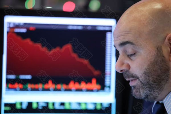 【友财网外汇资讯】-通胀可能远比美联储预期的要来得猛!  虽然,此前美联储以及全球主要央行皆预期,通胀不会持续太久。但从最近两个月发生的事情来看,事情可能远比预期的要严重。由于上游原材料价格暴涨,百事可乐近日表示,将在第三季度财报电话会议上宣布提高产品价格。与此同时,牛仔裤制造商李维斯也将宣布涨价。此前,A股上市公司海天味业亦曾有过涨价信号。至此,价格通胀从上游开始向下游传导的预期已经成形。  值得注意的是,关于消费板块还有一个信号,那就是猪价。今天,生猪期货久违涨停。消息面上,10月11日,商务部网站消息,为更好发挥政府猪肉储备调节作用,稳定市场预期,维护猪肉市场平稳运行,10月10日商务部会同国家发展改革委、财政部等部门收储3万吨中央储备猪肉,并布局存储在12个省份。  那么,大消费的逻辑是否硬实了呢?  1.4万亿消费巨头宣布涨价  综合外媒报道,市值近1.4万亿元人民币的百事可乐(纳斯达克股票代码:PEP)和李维斯(纽约证券交易所股票代码:LEVI)都表示,他们计划在第三季度财报电话会议上,提高价格以抵消更高的投入通胀。运费、棉花、木材、铝、玉米、小麦和其他商品的成本上涨仍然是消费股的普遍趋势。  尽管这两家企业能够将成本转嫁给客户并超出盈利预期,但分析师预计,至少在2022 年年中之前,定价逆风将威胁利润率。摩根大通的Andrea Teixeira表示:“我们预计利润率压力将成为本财报季剩余时间的重要主题,百事公司正在并将继续感受到通胀压力和供应链挑战的影响。这家食品和饮料巨头在提价之后,预计能够通过通胀”定价“。瑞信分析师将百事面临的通胀广度形容为”令人震惊。  李维斯方面表示,较高的棉花成本超过了收益。这家牛仔裤制造商已将投入价格锁定到2022年上半年,并预计下半年棉花上涨幅度将达到个位数。高管们表示,如果情况恶化,他们愿意进一步提高价格。  除此之外,科罗娜啤酒生产商 Constellation Brands (纽约证券交易所代码:STZ)首席执行官威廉·纽兰兹 (William Newlands)表示,投入成本通胀抵消了价格优势和成本节约举措,利润率将在今年余下时间继续受到负面影响。  A股上市公司海天味业曾有过调价信号。该公司此前公告称,由于今年以来各主要原材物料、运输、能源等成本持续大幅上涨,给公司的经营带来了一定的挑战,近期公司正在评估是否对产品价格进行调整,但调价计划尚未最终确定。  种种迹象表明,上游原材料的上涨,已经给下游企业带来了巨大的经营压力。从全球范围来看,虽然需求依然不足,但必选消费品和市占率高的普通消费品可能存在较强的调价预期。  生猪期货突然涨停  猪肉概念股表现也明显强于大盘,猪肉指数逆市上涨近1.7%,且最近猪肉板块的整体表现也相当抢眼。  从消息面上看,10月11日,商务部突然放了一个大招。据商务部网站消息,为更好发挥政府猪肉储备调节作用,稳定市场预期,维护猪肉市场平稳运行,10月10日商务部会同国家发展改革委、财政部等部门收储3万吨中央储备猪肉,并布局存储在12个省份。  今日全国瘦肉型猪出栏均价涨幅0.75% ,已连涨4天。据搜猪网监测数据显示,今日全国瘦肉型猪出栏均价10.77元/公斤,较昨日的10.69元/公斤上涨了0.08元/公斤,单日涨幅0.75%;较去年同期的31.62元/公斤下跌了20.85元/公斤,同比跌幅65.94%。近期国内生猪出栏均价呈现持续触底小幅反弹态势,截止今日总体猪价已连涨4天从10.4元/公斤附近回涨至10.8元/公斤,累计出现0.4元/公斤小幅反弹。  那么,新一轮的猪周期是否已经到来?有机构人士认为,目前仍处于布局的初级阶段,但养殖股布局不需要等到周期拐点,因为猪价上涨是二阶段甚至是三阶段。一阶段是行业深度亏损,二阶段是能繁母猪产能去化。因此,猪价底部确立(目前已经出现),股价底部也就会确立(最近一个季度,猪价跌,股价不跌反涨,这是股价底部信号,比头均市值都好使,反之股价见顶信号也是类似)。此外,能繁母猪去化目前也已经出现。这三个信号皆指向买点。  但光大期货表示,近期国内生猪饲料价格轮番上涨,对于处在低猪价时期的养殖户来说无疑是雪上加霜。9月末华北降雨天气延迟收割,华北玉米上市节奏放缓,小麦上涨,玉米原料震荡偏强。最新猪粮比价也再次跌破5:1,达到了一级预警区间,饲料价格坚挺、饲料产量的逐月增加,一定程度上反映出生猪存栏的超预期恢复,从生猪供需结构来看,短期市场上猪肉供给仍然是供大于求的。因此期货盘面价格一天的反弹不足以颠覆生猪市场基本面孱弱的现实,预期四季度生猪价格将继续围绕成本线附近波动。  消费的逻辑是否够硬?  经历大半年的调整,消费股基本都有将近30%的回调。从目前的市场结构来看,由于强周期板块已经基本反应了涨价预期。而涨价也才刚刚开始向消费终端传导,因此消费板块对于涨价的反应才刚刚开始。那么,这是否意味着消费的逻辑就硬了呢?  从关注度来看,近期消费受关注的程度明显提升。数据显示,近期,不少明星基金经理和头部基金公司现身东鹏饮料、伊戈尔、怡亚通等消费股调研名单。消费基金也正重回发行市场。Choice数据显示,7月份以来,有10只比较明确的消费、食品饮料相关主题基金成立,有2只消费主题基金增发C类份额,另有4只食品饮料及中证消费龙头相关基金正在发行中。  从政策支持力度来看,西部证券认为,十四五期间中国转型方向是“消费大国叠加制造大国”。在转型预期下,未来1-2年促消费、保中下游行业利润等相关政策有望逐步落地。  从涨价的逻辑来看,西部证券也认为,产能周期与供给逻辑下2022年有望出现猪油共振,权益市场也会将注意力由上游原材料转向大众消费品。事实上,对于一些必选消费品涨价可能势在必行,而对于非必选消费品则可能未必会有涨价发生。因为,从需求的角度来看,数据并不算好,需求仍未回暖。因此,消费板块整体上可能会有修复的机会,但长线的大逻辑确立可能还需要时间。  (文章来源:券商中国) 【友财网外汇资讯】-通胀可能远比美联储预期的要来得猛!  虽然,此前美联储以及全球主要央行皆预期,通胀不会持续太久。但从最近两个月发生的事情来看,事情可能远比预期的要严重。由于上游原材料价格暴涨,百事可乐近日表示,将在第三季度财报电话会议上宣布提高产品价格。与此同时,牛仔裤制造商李维斯也将宣布涨价。此前,A股上市公司海天味业亦曾有过涨价信号。至此,价格通胀从上游开始向下游传导的预期已经成形。  值得注意的是,关于消费板块还有一个信号,那就是猪价。今天,生猪期货久违涨停。消息面上,10月11日,商务部网站消息,为更好发挥政府猪肉储备调节作用,稳定市场预期,维护猪肉市场平稳运行,10月10日商务部会同国家发展改革委、财政部等部门收储3万吨中央储备猪肉,并布局存储在12个省份。  那么,大消费的逻辑是否硬实了呢?  1.4万亿消费巨头宣布涨价  综合外媒报道,市值近1.4万亿元人民币的百事可乐(纳斯达克股票代码:PEP)和李维斯(纽约证券交易所股票代码:LEVI)都表示,他们计划在第三季度财报电话会议上,提高价格以抵消更高的投入通胀。运费、棉花、木材、铝、玉米、小麦和其他商品的成本上涨仍然是消费股的普遍趋势。  尽管这两家企业能够将成本转嫁给客户并超出盈利预期,但分析师预计,至少在2022 年年中之前,定价逆风将威胁利润率。摩根大通的Andrea Teixeira表示:“我们预计利润率压力将成为本财报季剩余时间的重要主题,百事公司正在并将继续感受到通胀压力和供应链挑战的影响。这家食品和饮料巨头在提价之后,预计能够通过通胀”定价“。瑞信分析师将百事面临的通胀广度形容为”令人震惊。  李维斯方面表示,较高的棉花成本超过了收益。这家牛仔裤制造商已将投入价格锁定到2022年上半年,并预计下半年棉花上涨幅度将达到个位数。高管们表示,如果情况恶化,他们愿意进一步提高价格。  除此之外,科罗娜啤酒生产商 Constellation Brands (纽约证券交易所代码:STZ)首席执行官威廉·纽兰兹 (William Newlands)表示,投入成本通胀抵消了价格优势和成本节约举措,利润率将在今年余下时间继续受到负面影响。  A股上市公司海天味业曾有过调价信号。该公司此前公告称,由于今年以来各主要原材物料、运输、能源等成本持续大幅上涨,给公司的经营带来了一定的挑战,近期公司正在评估是否对产品价格进行调整,但调价计划尚未最终确定。  种种迹象表明,上游原材料的上涨,已经给下游企业带来了巨大的经营压力。从全球范围来看,虽然需求依然不足,但必选消费品和市占率高的普通消费品可能存在较强的调价预期。  生猪期货突然涨停  猪肉概念股表现也明显强于大盘,猪肉指数逆市上涨近1.7%,且最近猪肉板块的整体表现也相当抢眼。  从消息面上看,10月11日,商务部突然放了一个大招。据商务部网站消息,为更好发挥政府猪肉储备调节作用,稳定市场预期,维护猪肉市场平稳运行,10月10日商务部会同国家发展改革委、财政部等部门收储3万吨中央储备猪肉,并布局存储在12个省份。  今日全国瘦肉型猪出栏均价涨幅0.75% ,已连涨4天。据搜猪网监测数据显示,今日全国瘦肉型猪出栏均价10.77元/公斤,较昨日的10.69元/公斤上涨了0.08元/公斤,单日涨幅0.75%;较去年同期的31.62元/公斤下跌了20.85元/公斤,同比跌幅65.94%。近期国内生猪出栏均价呈现持续触底小幅反弹态势,截止今日总体猪价已连涨4天从10.4元/公斤附近回涨至10.8元/公斤,累计出现0.4元/公斤小幅反弹。  那么,新一轮的猪周期是否已经到来?有机构人士认为,目前仍处于布局的初级阶段,但养殖股布局不需要等到周期拐点,因为猪价上涨是二阶段甚至是三阶段。一阶段是行业深度亏损,二阶段是能繁母猪产能去化。因此,猪价底部确立(目前已经出现),股价底部也就会确立(最近一个季度,猪价跌,股价不跌反涨,这是股价底部信号,比头均市值都好使,反之股价见顶信号也是类似)。此外,能繁母猪去化目前也已经出现。这三个信号皆指向买点。  但光大期货表示,近期国内生猪饲料价格轮番上涨,对于处在低猪价时期的养殖户来说无疑是雪上加霜。9月末华北降雨天气延迟收割,华北玉米上市节奏放缓,小麦上涨,玉米原料震荡偏强。最新猪粮比价也再次跌破5:1,达到了一级预警区间,饲料价格坚挺、饲料产量的逐月增加,一定程度上反映出生猪存栏的超预期恢复,从生猪供需结构来看,短期市场上猪肉供给仍然是供大于求的。因此期货盘面价格一天的反弹不足以颠覆生猪市场基本面孱弱的现实,预期四季度生猪价格将继续围绕成本线附近波动。  消费的逻辑是否够硬?  经历大半年的调整,消费股基本都有将近30%的回调。从目前的市场结构来看,由于强周期板块已经基本反应了涨价预期。而涨价也才刚刚开始向消费终端传导,因此消费板块对于涨价的反应才刚刚开始。那么,这是否意味着消费的逻辑就硬了呢?  从关注度来看,近期消费受关注的程度明显提升。数据显示,近期,不少明星基金经理和头部基金公司现身东鹏饮料、伊戈尔、怡亚通等消费股调研名单。消费基金也正重回发行市场。Choice数据显示,7月份以来,有10只比较明确的消费、食品饮料相关主题基金成立,有2只消费主题基金增发C类份额,另有4只食品饮料及中证消费龙头相关基金正在发行中。  从政策支持力度来看,西部证券认为,十四五期间中国转型方向是“消费大国叠加制造大国”。在转型预期下,未来1-2年促消费、保中下游行业利润等相关政策有望逐步落地。  从涨价的逻辑来看,西部证券也认为,产能周期与供给逻辑下2022年有望出现猪油共振,权益市场也会将注意力由上游原材料转向大众消费品。事实上,对于一些必选消费品涨价可能势在必行,而对于非必选消费品则可能未必会有涨价发生。因为,从需求的角度来看,数据并不算好,需求仍未回暖。因此,消费板块整体上可能会有修复的机会,但长线的大逻辑确立可能还需要时间。  (文章来源:券商中国)