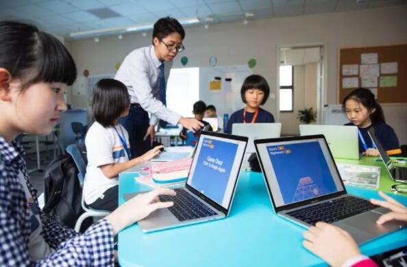 【友财网外汇资讯】-10月12日,有消息称,精锐教育11日晚以邮件的形式通知员工,将于12日发布通知宣布停业。有精锐教育员工表示,精锐教育11日召开了内部语音紧急会议,宣布暂停营业,但是紧急会议并未告知员工薪资发放情况。目前,精锐员工已经无法登录精锐内部系统。 10月12日,红星资本局向精锐教育成都校区相关负责人求证上述消息,对方表示,精锐教育上海校区(包括下属各品牌:小小地球、至慧少儿)今日全部关闭,开通了二维码家长退费通道。全国的告员工书现在还没有发出来,预计就在这两天。“只有等发出来我们才知道具体的内容,不过大概率是说精锐教育无法继续正常运营下去。” 至于是暂时停业还是不再继续经营,该负责人称,“上海那边关闭后应该是不再营业了,因为我们的内部系统也已经关闭了。” 红星资本局走访发现,目前成都地区的精锐教育还在运营。校区内张贴了10月9日发布的《告家长书》,表示成都的至慧少儿、精锐将作为独立的主体运营,继续提供服务。 上述负责人表示,各地的精锐教育正在进行品牌分割。“各地的精锐,虽然是总部绝对控股,持股51%以上,但目前正在当地政府的帮助下进行品牌分割。成都这边与精锐完全脱离,可能会成立自己的品牌。地址、人员还是原班人马,让家长享受到原配的服务。” 而至慧少儿、小小地球与精锐1对1都是独立的事业部,“双减”之前就是分开的。现在各个事业部也会独立运营。“至慧少儿、小小地球的总部和精锐在同一座大楼,也都停业了。” 负责人认为,精锐总部持有成都校区52%的股权,如果精锐教育宣布破产,这部分股权将不复存在,新品牌由现在持股40%左右的本地股东运营。负责人介绍,债务方面,“总部目前欠我们4000万元,我们已经走了诉讼程序,追讨这部分款项。如果这笔钱要不回来,问题就比较大,可能需要当地政府的帮助。” 据了解,成都精锐此前预收的学费全部打往上海本部,但今年1月这笔4000万元的款项没有按规定返还。员工8月、9月的工资、报销款都未发放。 对于精锐此前承诺的26日发工资,受访员工普遍认为希望不大。“10月10日凌晨就传出消息,精锐要破产,没有对欠薪有任何说法。上海很多员工连夜搬走了办公室的固定资产,比如电脑、空调等。”有精锐上海的员工告诉红星资本局,“10月11日早上,上海精锐员工接到通知,全部在家办公,因为总部被家长包围了。” (文章来源:红星资本局) 【友财网外汇资讯】-10月12日,有消息称,精锐教育11日晚以邮件的形式通知员工,将于12日发布通知宣布停业。有精锐教育员工表示,精锐教育11日召开了内部语音紧急会议,宣布暂停营业,但是紧急会议并未告知员工薪资发放情况。目前,精锐员工已经无法登录精锐内部系统。 10月12日,红星资本局向精锐教育成都校区相关负责人求证上述消息,对方表示,精锐教育上海校区(包括下属各品牌:小小地球、至慧少儿)今日全部关闭,开通了二维码家长退费通道。全国的告员工书现在还没有发出来,预计就在这两天。“只有等发出来我们才知道具体的内容,不过大概率是说精锐教育无法继续正常运营下去。” 至于是暂时停业还是不再继续经营,该负责人称,“上海那边关闭后应该是不再营业了,因为我们的内部系统也已经关闭了。” 红星资本局走访发现,目前成都地区的精锐教育还在运营。校区内张贴了10月9日发布的《告家长书》,表示成都的至慧少儿、精锐将作为独立的主体运营,继续提供服务。 上述负责人表示,各地的精锐教育正在进行品牌分割。“各地的精锐,虽然是总部绝对控股,持股51%以上,但目前正在当地政府的帮助下进行品牌分割。成都这边与精锐完全脱离,可能会成立自己的品牌。地址、人员还是原班人马,让家长享受到原配的服务。” 而至慧少儿、小小地球与精锐1对1都是独立的事业部,“双减”之前就是分开的。现在各个事业部也会独立运营。“至慧少儿、小小地球的总部和精锐在同一座大楼,也都停业了。” 负责人认为,精锐总部持有成都校区52%的股权,如果精锐教育宣布破产,这部分股权将不复存在,新品牌由现在持股40%左右的本地股东运营。负责人介绍,债务方面,“总部目前欠我们4000万元,我们已经走了诉讼程序,追讨这部分款项。如果这笔钱要不回来,问题就比较大,可能需要当地政府的帮助。” 据了解,成都精锐此前预收的学费全部打往上海本部,但今年1月这笔4000万元的款项没有按规定返还。员工8月、9月的工资、报销款都未发放。 对于精锐此前承诺的26日发工资,受访员工普遍认为希望不大。“10月10日凌晨就传出消息,精锐要破产,没有对欠薪有任何说法。上海很多员工连夜搬走了办公室的固定资产,比如电脑、空调等。”有精锐上海的员工告诉红星资本局,“10月11日早上,上海精锐员工接到通知,全部在家办公,因为总部被家长包围了。” (文章来源:红星资本局)