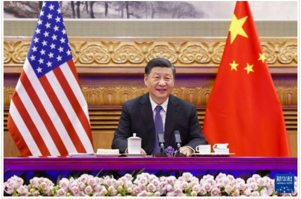 【友财网外汇资讯】-“中美两国是两艘在大海中航行的巨轮,我们要把稳舵,使中美两艘巨轮迎着风浪共同前行,不偏航、不失速,更不能相撞。”  11月16日上午,国家主席习近平在北京同美国总统拜登举行视频会晤。新华社记者 岳月伟 摄  11月16日上午,国家主席习近平在北京同美国总统拜登举行视频会晤。在长达3个半小时的会晤中,双方就事关中美关系发展的战略性、全局性、根本性问题以及共同关心的重要问题进行了充分、深入的沟通和交流。  11月16日上午,国家主席习近平在北京同美国总统拜登举行视频会晤。新华社记者 黄敬文 摄  会晤期间,习近平主席阐明新时期中美正确的相处之道,两国元首就中美关系重要性、反对打“新冷战”等达成重要原则共识。会晤增进了双方相互了解,增加了国际社会对中美关系的正面预期,向中美两国和世界发出了强有力信号。  “中美两国领导人的共同使命”  此次视频会晤,是继今年2月和9月通电话后,中美两国元首的又一次直接对话,这也是美国新一届政府今年初上台后,两国最高领导人首次以视频形式举行会晤。  观察人士指出,当前中美关系正处于关键十字路口。此次视频会晤是中美关系的一件大事,也是国际关系的一件大事,中美两国人民和国际社会都希望会晤取得积极成果。关于会晤的消息刚一发布,就有美国媒体评论:这有望成为一个“让美中关系朝着以合作为基础转变的机会”。  中国国际问题研究院常务副院长阮宗泽表示,中美元首间的直接沟通,对两国关系发展发挥着不可替代的引领作用,有助于增进相互了解、形成共识、管控分歧。  一段时间以来,美国新政府总体上延续上一届政府的极端和错误对华政策,在国际上拼凑反华小圈子,不断挑战中国底线,给中美关系发展带来了困难。过去几个月里,中美双方代表先后在美国安克雷奇、中国天津、瑞士苏黎世和意大利罗马举行会晤,中方坚决反对美方所谓“从实力地位出发”同中国打交道,向美方提出“两份清单”和“三条底线”,要求美方积极回应,采取行动切实改善两国关系。  此次会晤中,习近平主席明确提出:“希望总统先生发挥政治领导力,推动美国对华政策回归理性务实的轨道。”  拜登总统在会晤中也对习近平主席的话作出积极回应:历史是公正的,美中关系只能搞好,不能搞砸。  “中美作为世界前两大经济体和联合国安理会常任理事国,应该加强沟通和合作,既办好我们各自国内的事情,又承担起应尽的国际责任,共同推进人类和平与发展的崇高事业。”习近平主席在会晤中指出,这是中美两国和世界各国人民的共同愿望,也是中美两国领导人的共同使命。  复旦大学美国研究中心主任吴心伯表示,作为当今最重要的双边关系之一,中美关系已经超越双边范畴,在当前这样一个关键时刻,两国元首的把舵引航,不仅对中美关系发展至关重要,而且对世界也有着积极影响。  “没有中美合作是万万不能的”  “中美合作也许不是万能的,但没有中美合作是万万不能的。”习近平主席在会晤中这样强调中美关系的重要性。  阮宗泽表示,历史一再证明,中美之间摩擦多了,对两国和世界都是灾难;双方合作多了,就能做成很多对两国和世界有益的事。  在会晤中,习近平主席系统阐述中美应该着力推动的四方面优先事项,为两国未来合作指明路径——  一是展现大国的担当,引领国际社会合作应对突出挑战;  二是本着平等互利精神,推进各层级各领域交往,为中美关系注入更多正能量;  三是以建设性方式管控分歧和敏感问题,防止中美关系脱轨失控;  四是加强在重大国际和地区热点问题上的协调和合作,为世界提供更多公共产品。  清华大学战略与安全研究中心副主任达巍说,习近平主席提出的四方面优先事项,既有双边层面的,又有国际和地区层面的,充分展现出作为大国领袖的大格局、大担当。  就在此次会晤举行前几天,中美双方发表了第二份关于应对气候变化的联合宣言。这份被外媒称作“惊喜”的联合宣言,也从一个侧面折射出两国合作的巨大潜力。  习近平主席在会晤中还就中美经贸关系、能源安全、气候变化、公共卫生安全等问题阐明中方立场,提出中方主张:“在商言商,不要把中美经贸问题政治化”“维护全球产业链供应链安全稳定”“兼顾应对气候变化和保障民生”“应该倡导建立全球公共卫生及传染病防控合作机制”……  “中美利益深度交融,合则两利、斗则俱伤。”达巍说,中国不否认竞争,但坚持竞争必须是公平的、良性的、有规则的。地球足够大,容得下中美各自和共同发展。  “中美必须找到正确的相处之道”  “过去50年,国际关系中一个最重要的事件就是中美关系恢复和发展,造福了两国和世界。未来50年,国际关系中最重要的事情是中美必须找到正确的相处之道。”习近平主席从历史和世界的大格局看中美关系发展。  作为最大的发展中国家和最大的发达国家,中美两大国应当如何相处?习近平主席总结中美关系发展经验和教训,提出新时期中美相处应该坚持三点原则——相互尊重、和平共处、合作共赢。  “相互尊重就是要尊重彼此社会制度和发展道路,尊重对方核心利益和重大关切,尊重各自发展权利;和平共处就是要坚守不冲突不对抗的底线;合作共赢就是要坚持互利互惠,不玩零和博弈,不搞你输我赢。”阮宗泽认为,这三点原则为中美关系长远发展指引了方向、明确了“界线”。  习近平主席在会晤中指出,中国实现完全统一,是全体中华儿女的共同愿望。我们是有耐心的,愿以最大诚意、尽最大努力争取和平统一的前景,但如果“台独”分裂势力挑衅逼迫,甚至突破红线,我们将不得不采取断然措施。  阮宗泽表示,台湾问题始终是中美关系中最重要最敏感的问题,也是两国元首每次交往必谈的问题。在当前形势下,习近平主席所言具有很强的针对性。  拜登总统在会晤中表示,美国政府致力于奉行长期一贯的一个中国政策,不支持“台独”,希望台海地区保持和平稳定。  习近平主席在会晤中还介绍了中国发展道路和战略意图,并就民主、人权、多边主义等具体问题表明中方立场。  拜登总统也表示,美方不寻求改变中国的体制,不寻求通过强化同盟关系反对中国,无意同中国发生冲突。愿同中方加强沟通,减少误解,以建设性方式妥处分歧。  分析人士指出,此次会晤,美方的表态释放出积极的信号,但后续将如何,还需要“听其言、观其行”。  应该看到,一次会晤不可能解决中美之间的所有矛盾。”阮宗泽说,希望美方同中方一道,相向而行,以实际行动落实两国元首会晤精神,保持对话沟通,加强交流合作,负责任地管控分歧,推动中美关系健康稳定发展。  (文章来源:新华网) 【友财网外汇资讯】-“中美两国是两艘在大海中航行的巨轮,我们要把稳舵,使中美两艘巨轮迎着风浪共同前行,不偏航、不失速,更不能相撞。”  11月16日上午,国家主席习近平在北京同美国总统拜登举行视频会晤。新华社记者 岳月伟 摄  11月16日上午,国家主席习近平在北京同美国总统拜登举行视频会晤。在长达3个半小时的会晤中,双方就事关中美关系发展的战略性、全局性、根本性问题以及共同关心的重要问题进行了充分、深入的沟通和交流。  11月16日上午,国家主席习近平在北京同美国总统拜登举行视频会晤。新华社记者 黄敬文 摄  会晤期间,习近平主席阐明新时期中美正确的相处之道,两国元首就中美关系重要性、反对打“新冷战”等达成重要原则共识。会晤增进了双方相互了解,增加了国际社会对中美关系的正面预期,向中美两国和世界发出了强有力信号。  “中美两国领导人的共同使命”  此次视频会晤,是继今年2月和9月通电话后,中美两国元首的又一次直接对话,这也是美国新一届政府今年初上台后,两国最高领导人首次以视频形式举行会晤。  观察人士指出,当前中美关系正处于关键十字路口。此次视频会晤是中美关系的一件大事,也是国际关系的一件大事,中美两国人民和国际社会都希望会晤取得积极成果。关于会晤的消息刚一发布,就有美国媒体评论:这有望成为一个“让美中关系朝着以合作为基础转变的机会”。  中国国际问题研究院常务副院长阮宗泽表示,中美元首间的直接沟通,对两国关系发展发挥着不可替代的引领作用,有助于增进相互了解、形成共识、管控分歧。  一段时间以来,美国新政府总体上延续上一届政府的极端和错误对华政策,在国际上拼凑反华小圈子,不断挑战中国底线,给中美关系发展带来了困难。过去几个月里,中美双方代表先后在美国安克雷奇、中国天津、瑞士苏黎世和意大利罗马举行会晤,中方坚决反对美方所谓“从实力地位出发”同中国打交道,向美方提出“两份清单”和“三条底线”,要求美方积极回应,采取行动切实改善两国关系。  此次会晤中,习近平主席明确提出:“希望总统先生发挥政治领导力,推动美国对华政策回归理性务实的轨道。”  拜登总统在会晤中也对习近平主席的话作出积极回应:历史是公正的,美中关系只能搞好,不能搞砸。  “中美作为世界前两大经济体和联合国安理会常任理事国,应该加强沟通和合作,既办好我们各自国内的事情,又承担起应尽的国际责任,共同推进人类和平与发展的崇高事业。”习近平主席在会晤中指出,这是中美两国和世界各国人民的共同愿望,也是中美两国领导人的共同使命。  复旦大学美国研究中心主任吴心伯表示,作为当今最重要的双边关系之一,中美关系已经超越双边范畴,在当前这样一个关键时刻,两国元首的把舵引航,不仅对中美关系发展至关重要,而且对世界也有着积极影响。  “没有中美合作是万万不能的”  “中美合作也许不是万能的,但没有中美合作是万万不能的。”习近平主席在会晤中这样强调中美关系的重要性。  阮宗泽表示,历史一再证明,中美之间摩擦多了,对两国和世界都是灾难;双方合作多了,就能做成很多对两国和世界有益的事。  在会晤中,习近平主席系统阐述中美应该着力推动的四方面优先事项,为两国未来合作指明路径——  一是展现大国的担当,引领国际社会合作应对突出挑战;  二是本着平等互利精神,推进各层级各领域交往,为中美关系注入更多正能量;  三是以建设性方式管控分歧和敏感问题,防止中美关系脱轨失控;  四是加强在重大国际和地区热点问题上的协调和合作,为世界提供更多公共产品。  清华大学战略与安全研究中心副主任达巍说,习近平主席提出的四方面优先事项,既有双边层面的,又有国际和地区层面的,充分展现出作为大国领袖的大格局、大担当。  就在此次会晤举行前几天,中美双方发表了第二份关于应对气候变化的联合宣言。这份被外媒称作“惊喜”的联合宣言,也从一个侧面折射出两国合作的巨大潜力。  习近平主席在会晤中还就中美经贸关系、能源安全、气候变化、公共卫生安全等问题阐明中方立场,提出中方主张:“在商言商,不要把中美经贸问题政治化”“维护全球产业链供应链安全稳定”“兼顾应对气候变化和保障民生”“应该倡导建立全球公共卫生及传染病防控合作机制”……  “中美利益深度交融,合则两利、斗则俱伤。”达巍说,中国不否认竞争,但坚持竞争必须是公平的、良性的、有规则的。地球足够大,容得下中美各自和共同发展。  “中美必须找到正确的相处之道”  “过去50年,国际关系中一个最重要的事件就是中美关系恢复和发展,造福了两国和世界。未来50年,国际关系中最重要的事情是中美必须找到正确的相处之道。”习近平主席从历史和世界的大格局看中美关系发展。  作为最大的发展中国家和最大的发达国家,中美两大国应当如何相处?习近平主席总结中美关系发展经验和教训,提出新时期中美相处应该坚持三点原则——相互尊重、和平共处、合作共赢。  “相互尊重就是要尊重彼此社会制度和发展道路,尊重对方核心利益和重大关切,尊重各自发展权利;和平共处就是要坚守不冲突不对抗的底线;合作共赢就是要坚持互利互惠,不玩零和博弈,不搞你输我赢。”阮宗泽认为,这三点原则为中美关系长远发展指引了方向、明确了“界线”。  习近平主席在会晤中指出,中国实现完全统一,是全体中华儿女的共同愿望。我们是有耐心的,愿以最大诚意、尽最大努力争取和平统一的前景,但如果“台独”分裂势力挑衅逼迫,甚至突破红线,我们将不得不采取断然措施。  阮宗泽表示,台湾问题始终是中美关系中最重要最敏感的问题,也是两国元首每次交往必谈的问题。在当前形势下,习近平主席所言具有很强的针对性。  拜登总统在会晤中表示,美国政府致力于奉行长期一贯的一个中国政策,不支持“台独”,希望台海地区保持和平稳定。  习近平主席在会晤中还介绍了中国发展道路和战略意图,并就民主、人权、多边主义等具体问题表明中方立场。  拜登总统也表示,美方不寻求改变中国的体制,不寻求通过强化同盟关系反对中国,无意同中国发生冲突。愿同中方加强沟通,减少误解,以建设性方式妥处分歧。  分析人士指出,此次会晤,美方的表态释放出积极的信号,但后续将如何,还需要“听其言、观其行”。  应该看到,一次会晤不可能解决中美之间的所有矛盾。”阮宗泽说,希望美方同中方一道,相向而行,以实际行动落实两国元首会晤精神,保持对话沟通,加强交流合作,负责任地管控分歧,推动中美关系健康稳定发展。  (文章来源:新华网)