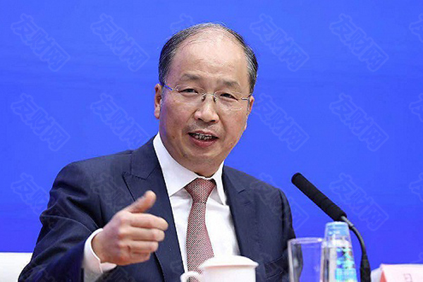 近年来，按照国家金融业对外开放的统一部署，我会坚持市场化、法治化、国际化原则，放宽、取消证券基金经营机构外资股比限制，已批准11家外资控股证券基金公司，在华机构总体经营发展情况良好，我会依法依规统一监管，充分尊重机构经营决策自主权。