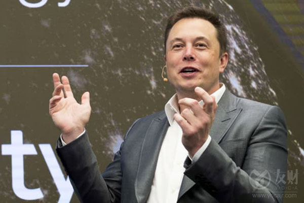 美国当地时间周二晚上，马斯克在推特上回复网友对抛售的提问，他表示，推特正迫使他达成推特收购案，所以这次抛售是为了该收购计划筹资，避免到时候在市场上紧急套现。