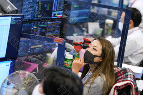 国际货币基金组织(IMF)下调亚洲今明两年的经济增长预测，分别降至4%和4.3%，较4月预测下调0.9和0.8个百分点，因全球货币紧缩、乌克兰战争导致通胀上升，以及中国经济急剧放缓，抑制地区复苏前景。