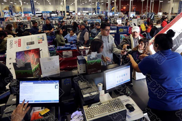 随着生活成本危机袭击欧洲 美国消费者独自推动“黑色星期五”消费 随着生活成本危机袭击欧洲 美国消费者独自推动“黑色星期五”消费