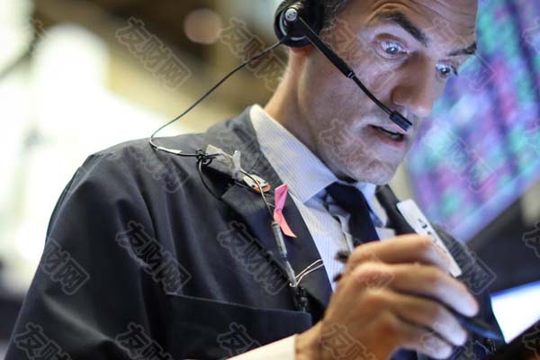 投资者持有接近创纪录水平的现金 可能准备抢购股票