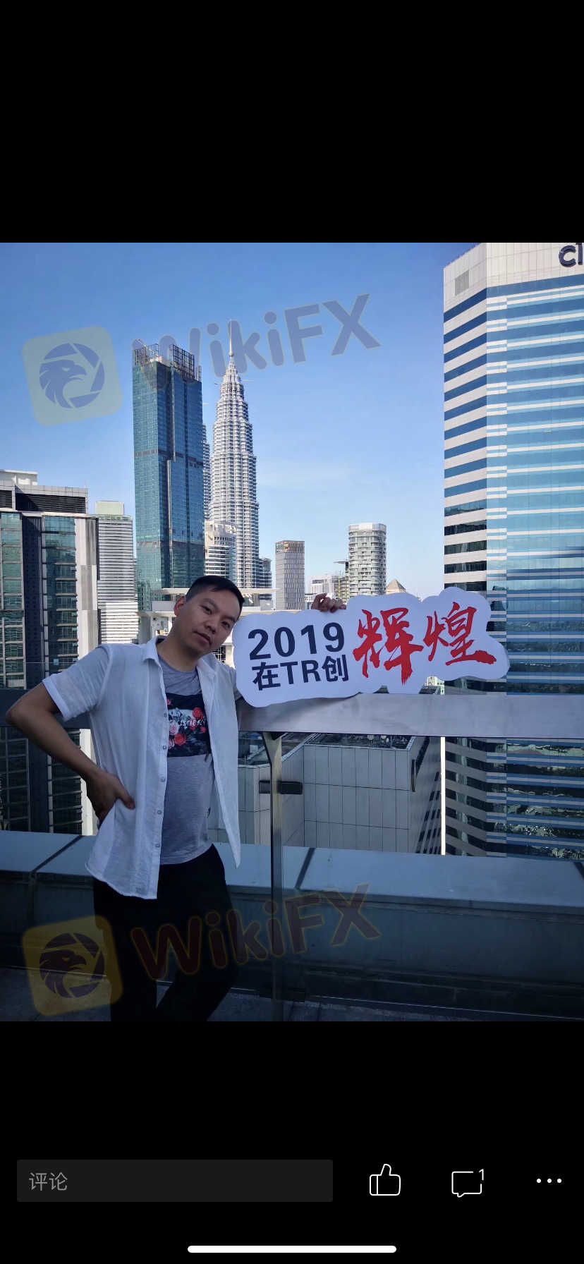 拿着别人的钱花着良心不痛吗，还假模假样去搞慈善，就是怕遭报应吧？