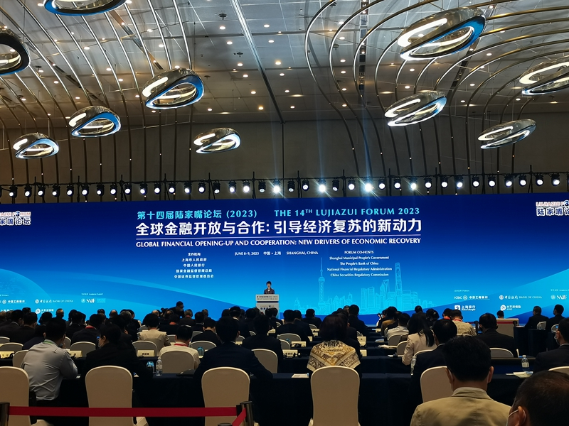 中诚信国际金融机构部董事总经理薛天宇、助理总监戚楚认为,启动再保险“国际板”,有助于境外再保险机构的“引进来”。境内外保险主体将通过在功能区内设立再保险运营中心或国际再保险业务平台交易席位等方式,开展再保险业务,打造立足境内、面向全球的行业新生态,加强与境外成熟的保险及再保险公司的合作与交流,进而提升境内再保险公司的业务专业化水平和人才素养。同时,启动再保险“国际板”也有利于国内再保险机构“走出去”,把握全球承保能力“再布局”窗口期机遇,参与国际保险市场,发展全球保单分入业务,提升境内再保险公司承保能力与服务水平。 中诚信国际金融机构部董事总经理薛天宇、助理总监戚楚认为,启动再保险“国际板”,有助于境外再保险机构的“引进来”。境内外保险主体将通过在功能区内设立再保险运营中心或国际再保险业务平台交易席位等方式,开展再保险业务,打造立足境内、面向全球的行业新生态,加强与境外成熟的保险及再保险公司的合作与交流,进而提升境内再保险公司的业务专业化水平和人才素养。同时,启动再保险“国际板”也有利于国内再保险机构“走出去”,把握全球承保能力“再布局”窗口期机遇,参与国际保险市场,发展全球保单分入业务,提升境内再保险公司承保能力与服务水平。