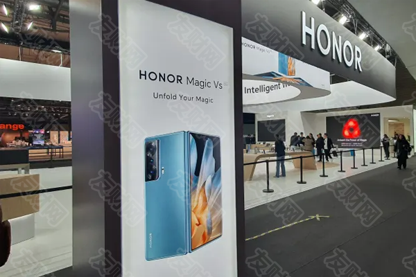 荣耀手机展示了用眼睛控制汽车的技术 以及基于Meta人工智能的聊天机器人