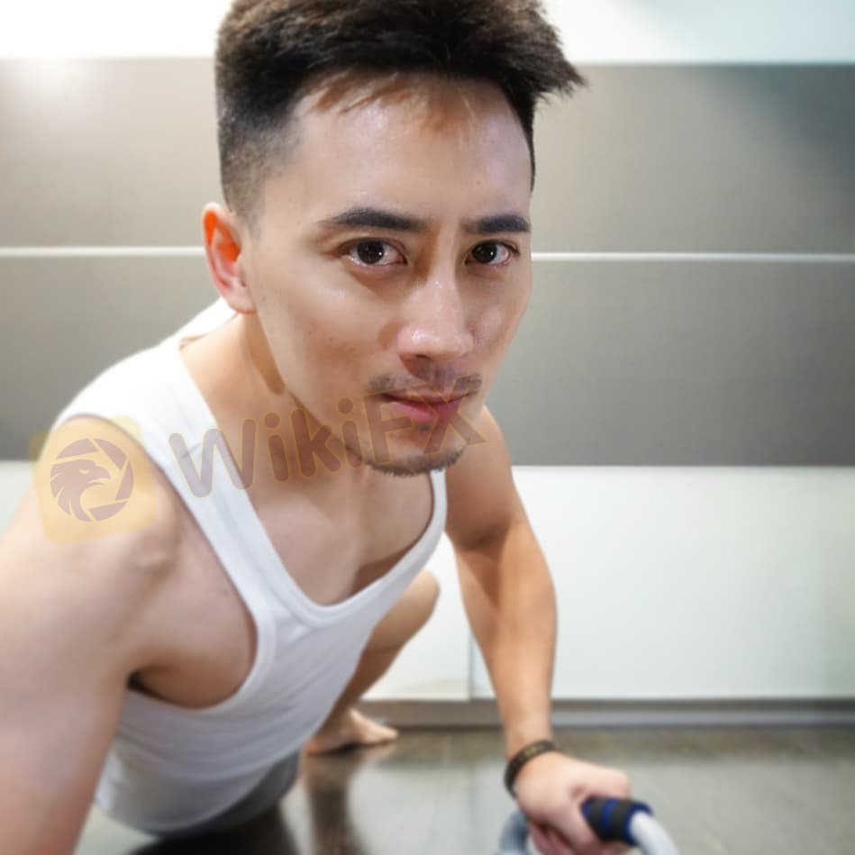 在Line认识 中文名余向军 英文Hugo 声称来自中国上海，现在在美国西雅图做餐厅投资，副业XAS/USD短炒，经过一番聊天后，经不起人的贪念的我被他诱惑短炒XAUUSD，本人入金5000usd，操作一次后想增加如金到4万usd，结果我没有配合就消失，平台申请出金，就变白屏了，希望强大了网络平台帮忙挖出此人，不要在让更多的受害者受到伤害.