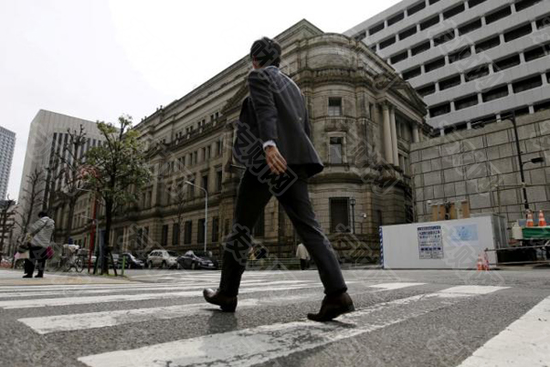 日本大型银行据称呼吁日本央行大幅削减每月购买债券的规模