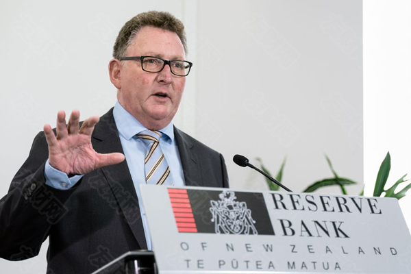 新西兰央行四年多来首次降息 并暗示将进一步下调利率