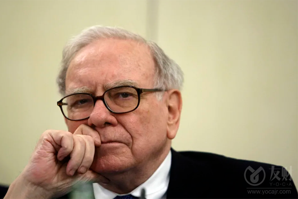 【友财网讯】-在2024年第三季度,具有深远影响的投资者沃伦·巴菲特领导的伯克希尔哈撒韦公司继续减持其在苹果公司的股份,这一事件再次引发市场的广泛关注。据报道,伯克希尔哈撒韦在第二季度几乎减持了一半的苹果股份后,第三季度又降低了约25%的持股比例。至此,伯克希尔哈撒韦在苹果的持股市值降至699亿美元,相较于去年年底的1,743亿美元,降幅高达60%。  近期巴菲特旗下伯克希尔公司在向美国证监会(SEC)提交的最新持仓情况显示,2024年一季度,巴菲特减持了约1.16亿股苹果公司的股票,伯克希尔拥有的苹果持仓从2023年底的49.3%降至40.3%,但仍为第一大重仓股。巴菲特在伯克希尔哈撒韦5月的股东大会上暗示,苹果第一季的销售额部分受到税收影响的带动,这家科技巨头仍是总部位于内布拉斯加州奥马哈的伯克希尔哈撒韦最大的投资。  随着苹果面临的挑战加剧,市场对其股价的预期也不断调整。一方面,用户向新设备的升级需求放缓;另一方面,许多竞争对手不断推出性价比更高的新产品,使得苹果的市场份额受到侵蚀。像小米、华为等品牌通过推出高性价比的手机,吸引了大量消费者的青睐,也让苹果必须重新考虑其战略方向。苹果公司多年来依赖的“苹果抽成”盈利模式将面临前所未有的挑战,这将对苹果公司的整体营收和利润产生不利影响。长期来看,苹果公司一直引以为豪的封闭生态系统可能会出现重大裂痕,其行业统治力有可能会被削弱。  2024年3月针对欧盟最新推出的iOS17.4版本为欧洲的iPhone和iPad用户提供软件侧载功能并允许第三方支付,以后开发者就可以绕开苹果的抽成,选择其他的支付渠道,这就可能打破iOS的封闭生态,对它的商业模式带来冲击。  苹果面临一系列挑战,包括iPhone缺乏有意义的增长。  苹果公司一直是伯克希尔的主要控股公司,并被称为“四大巨头”之一,与它的保险、铁路和能源业务并列,巴菲特说这是伯克希尔的主要价值来源。 【友财网讯】-在2024年第三季度,具有深远影响的投资者沃伦·巴菲特领导的伯克希尔哈撒韦公司继续减持其在苹果公司的股份,这一事件再次引发市场的广泛关注。据报道,伯克希尔哈撒韦在第二季度几乎减持了一半的苹果股份后,第三季度又降低了约25%的持股比例。至此,伯克希尔哈撒韦在苹果的持股市值降至699亿美元,相较于去年年底的1,743亿美元,降幅高达60%。  近期巴菲特旗下伯克希尔公司在向美国证监会(SEC)提交的最新持仓情况显示,2024年一季度,巴菲特减持了约1.16亿股苹果公司的股票,伯克希尔拥有的苹果持仓从2023年底的49.3%降至40.3%,但仍为第一大重仓股。巴菲特在伯克希尔哈撒韦5月的股东大会上暗示,苹果第一季的销售额部分受到税收影响的带动,这家科技巨头仍是总部位于内布拉斯加州奥马哈的伯克希尔哈撒韦最大的投资。  随着苹果面临的挑战加剧,市场对其股价的预期也不断调整。一方面,用户向新设备的升级需求放缓;另一方面,许多竞争对手不断推出性价比更高的新产品,使得苹果的市场份额受到侵蚀。像小米、华为等品牌通过推出高性价比的手机,吸引了大量消费者的青睐,也让苹果必须重新考虑其战略方向。苹果公司多年来依赖的“苹果抽成”盈利模式将面临前所未有的挑战,这将对苹果公司的整体营收和利润产生不利影响。长期来看,苹果公司一直引以为豪的封闭生态系统可能会出现重大裂痕,其行业统治力有可能会被削弱。  2024年3月针对欧盟最新推出的iOS17.4版本为欧洲的iPhone和iPad用户提供软件侧载功能并允许第三方支付,以后开发者就可以绕开苹果的抽成,选择其他的支付渠道,这就可能打破iOS的封闭生态,对它的商业模式带来冲击。  苹果面临一系列挑战,包括iPhone缺乏有意义的增长。  苹果公司一直是伯克希尔的主要控股公司,并被称为“四大巨头”之一,与它的保险、铁路和能源业务并列,巴菲特说这是伯克希尔的主要价值来源。