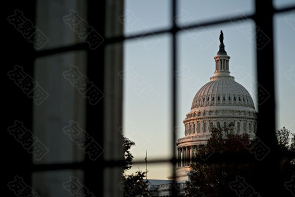 哥伦比亚阻止美国的移民遣返航班后 特朗普对其实施关税和制裁