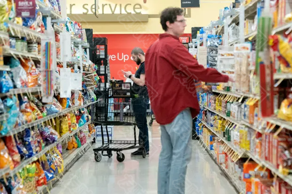 美联储的报告称 企业已经在试图将关税成本转嫁给消费者 美联储的报告称 企业已经在试图将关税成本转嫁给消费者