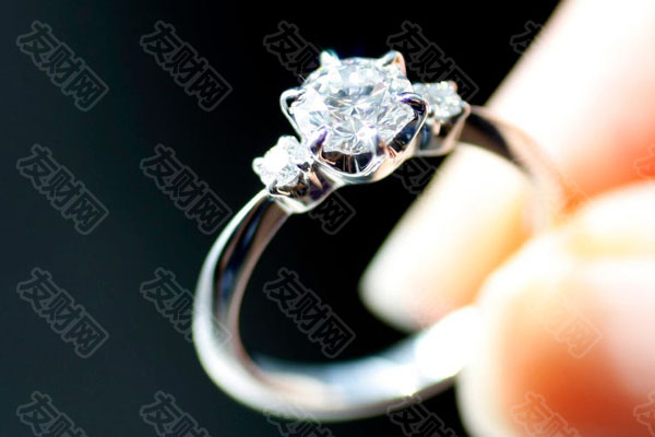 戴比尔斯秘密地向特定交易商出售打折钻石 戴比尔斯秘密地向特定交易商出售打折钻石