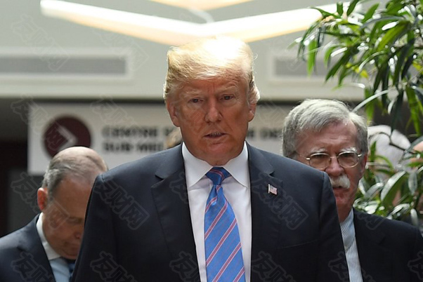 ﻿特朗普权衡美国对伊朗的潜在军事打击 要求伊朗“无条件投降”