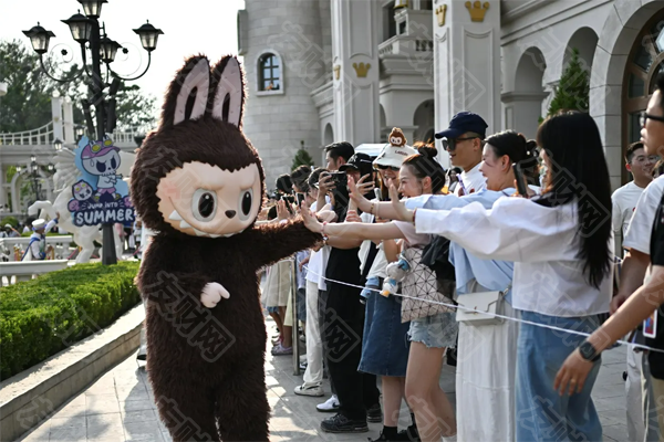 从口红、拉布布玩偶到音乐会 在充满不确定性的时代 “犒赏经济学” 趋势正蓬勃发展 从口红、拉布布玩偶到音乐会 在充满不确定性的时代 “犒赏经济学” 趋势正蓬勃发展
