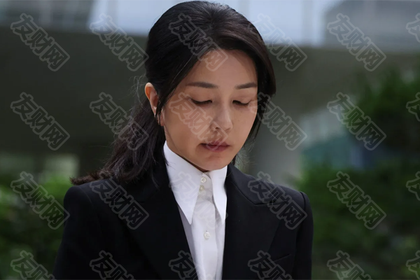 韩国前第一夫人在法庭发出逮捕令后被监禁