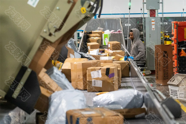 在特朗普政府结束对低价值包裹的豁免后 前往美国的邮政流量下降了80% 在特朗普政府结束对低价值包裹的豁免后 前往美国的邮政流量下降了80%