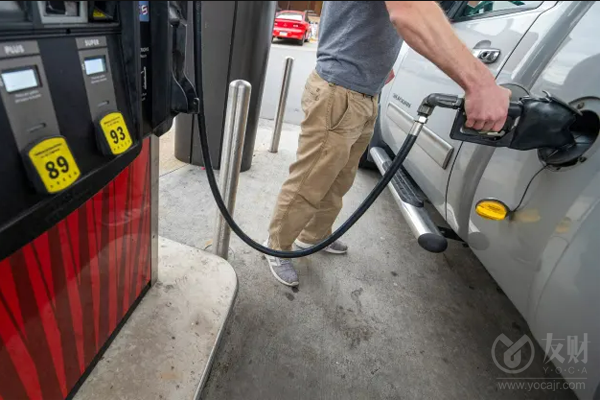 美国汽油价格跌至疫情以来的最低点