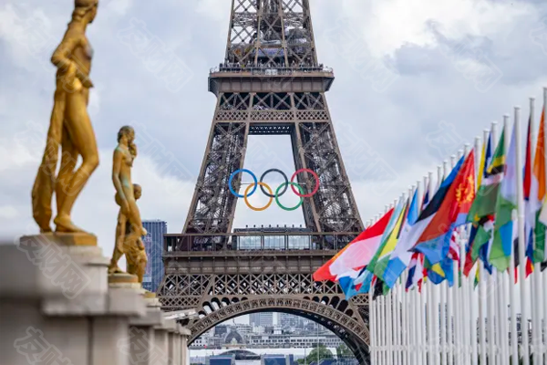 检察官表示 卢浮宫珠宝盗窃案的嫌疑人在巴黎附近被捕 检察官表示 卢浮宫珠宝盗窃案的嫌疑人在巴黎附近被捕