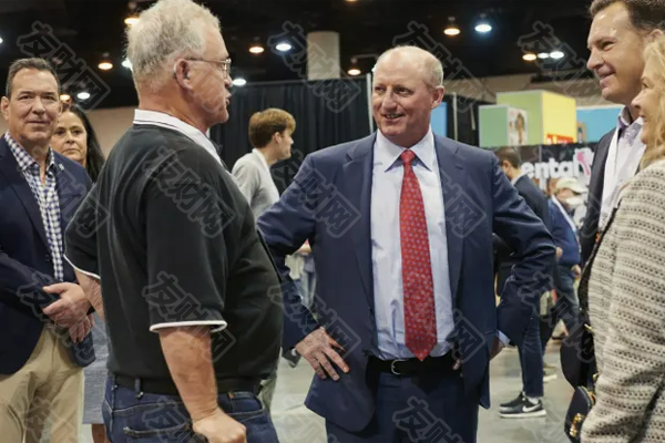 伯克希尔哈撒韦公司把新任首席执行官格雷格·阿贝尔的年薪提高到 2500 万美元