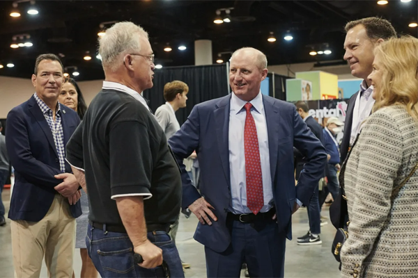 伯克希尔哈撒韦公司把新任首席执行官格雷格·阿贝尔的年薪提高到 2500 万美元