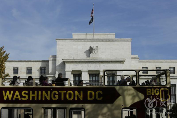 两名新任有投票权的美联储官员表示：支持暂时维持利率不变