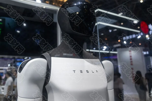 马斯克称：若AI与机器人大幅提升产出 政府必须向民众发钱 否则将出现严重通缩