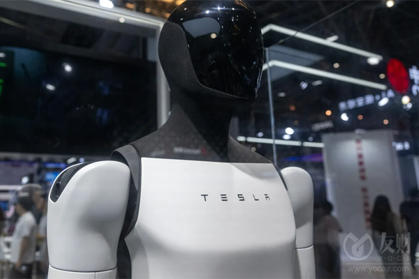 马斯克称：若AI与机器人大幅提升产出 政府必须向民众发钱 否则将出现严重通缩