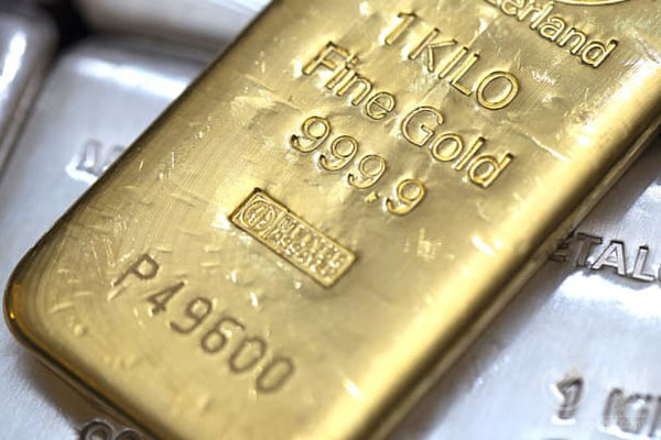 货币贬值交易卷土重来 黄金冲高至4656美元的三个月高点